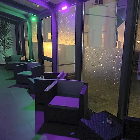 Am Theater 3*